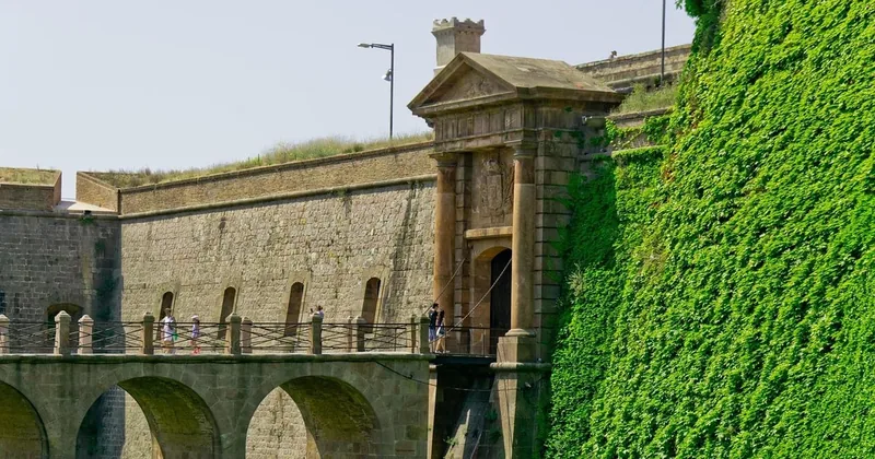 Paseo por el casco antiguo, castillo de Montjuïc y teleférico