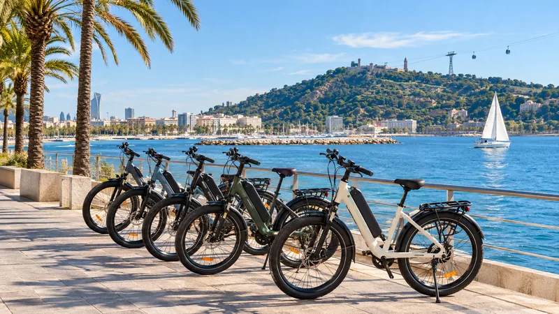 Bici eléctrica, teleférico de Montjuïc y paseo en barco