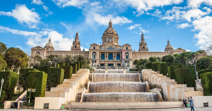 Cascadas de fuentes y escalinatas que suben hacia el Palau Nacional en Montjuïc