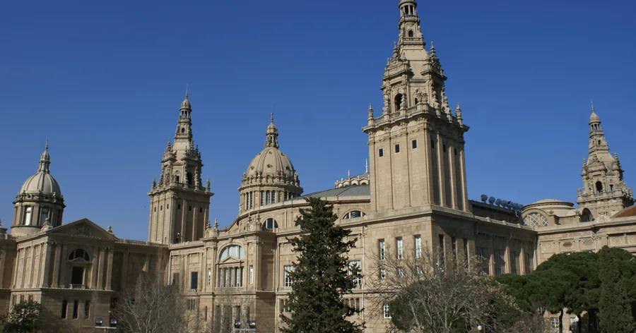 Las cúpulas y torres del Palau Nacional, sede del MNAC, bajo un cielo azul intenso
